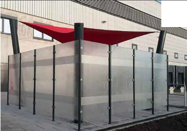 Glas-Windschutz mit Metallkonstruktion