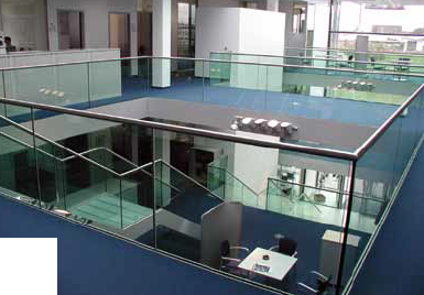 Glasgeländer im Bürogebäude