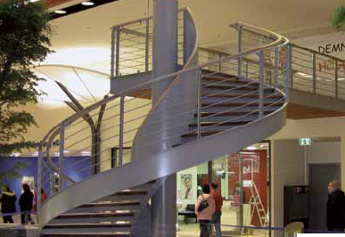 Repräsentative Spindeltreppe in Ausstellungshalle