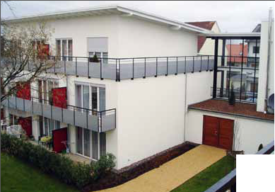 Balkongeländer an Wohngebäude