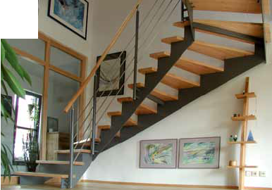 Moderne Wangentreppe mit Holzstufen und Edelstahlgeländer