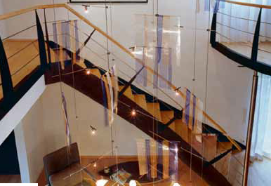 Elegante Treppe mit Glasgeländer
