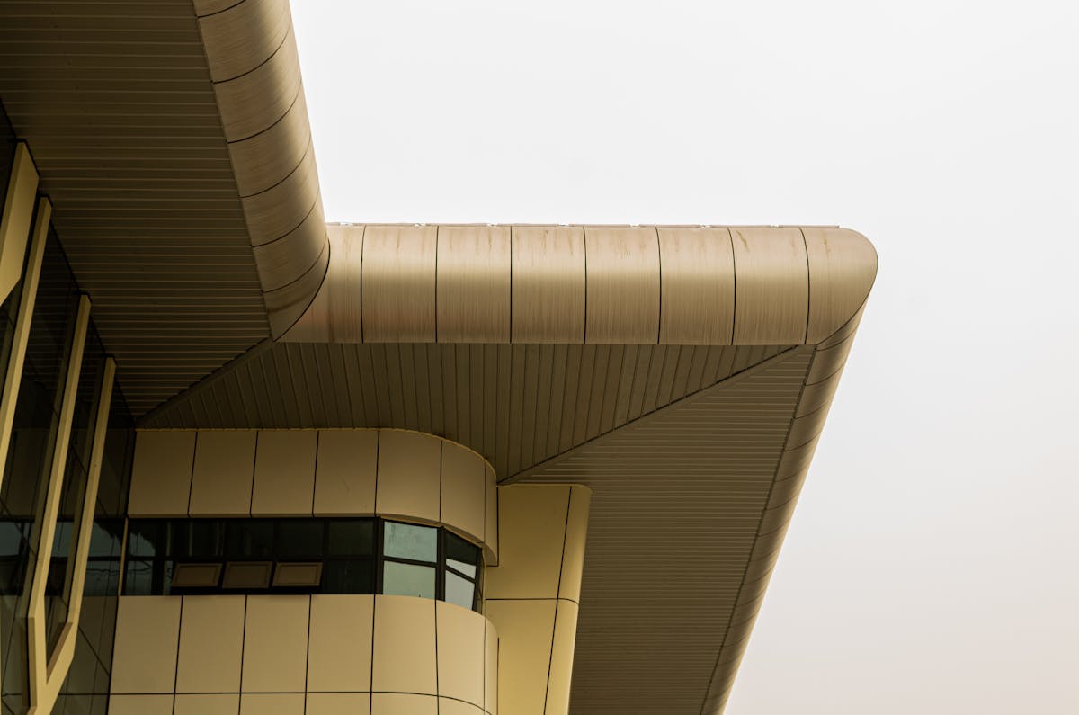 Moderne Metallfassade mit Sonnenschutzelementen