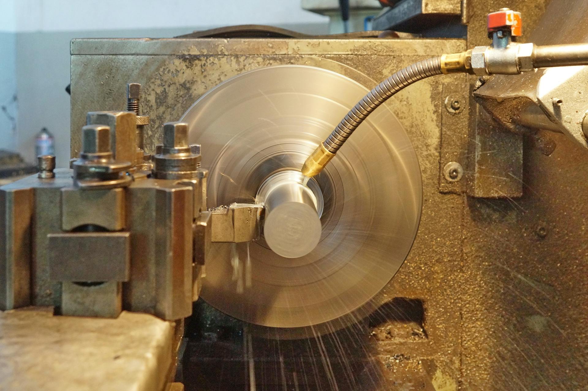 CNC-Drehmaschine bei der Metallbearbeitung